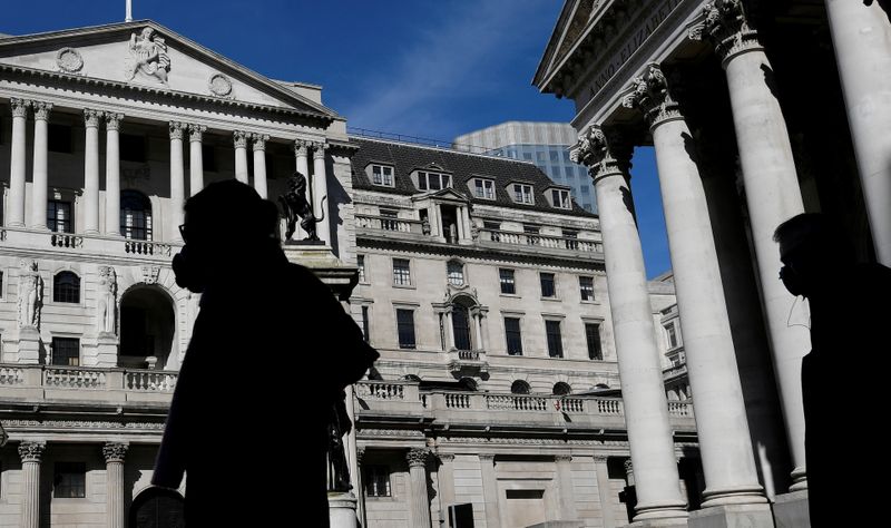 © Reuters. Pessoa com máscara passa pelo Banco da Inglaterra