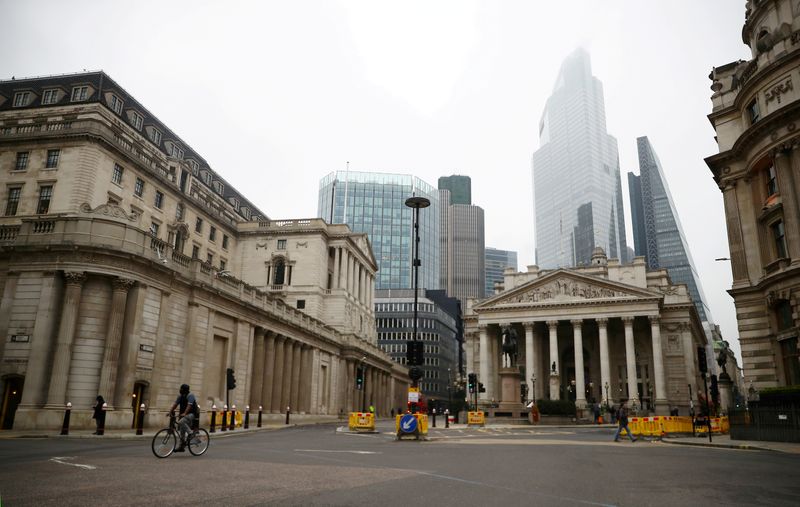 © Reuters. FILE PHOTO: A general view of The Bank of England and the Royal Exchange