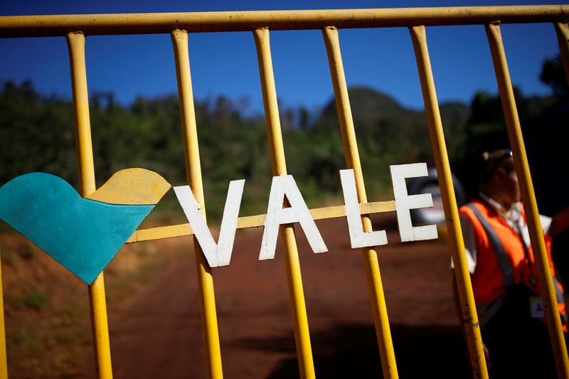 © Reuters. A logo of the Brazilian mining company Vale SA is seen in Brumadinho
