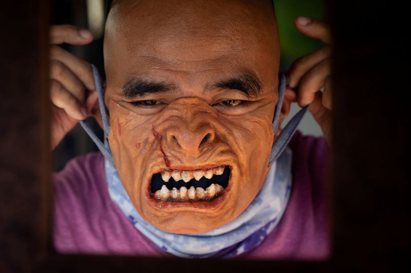 &copy; Reuters. René Abelardo se prueba una muestra de su mascarilla protésica en San Pedro, Laguna, Filipinas