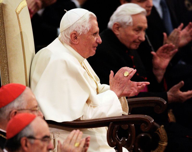 &copy; Reuters. FILE PHOTO: Pope Benedict XVI and his brother, Bishop Ratzinger, applaud a classical music concert by Bayerischer Rundfunk at the Vatican