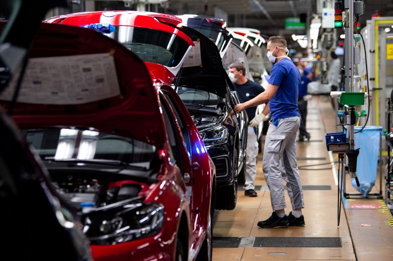 &copy; Reuters. FILE PHOTO: VW re-starts Europe&apos;s largest car factory after coronavirus shutdown