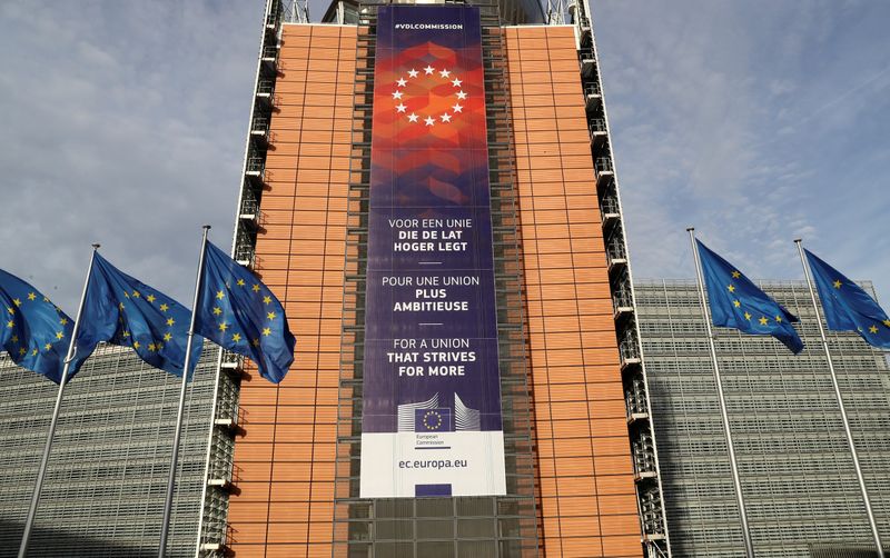 &copy; Reuters. Las banderas de la Unión Europea ondean frente a la sede de la Comisión Europea en Bruselas (Bélgica)