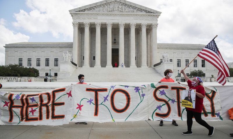 © Reuters. DACA recipients and supporters celebrate outside U.S. Supreme Court after the court ruled that U.S. President Trump's move to rescind the Deferred Action for Childhood Arrivals (DACA) program is illegal in Washington