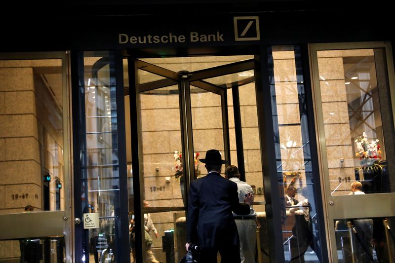 © Reuters. A man enters the lobby of the U.S. headquarters of Deutsche Bank in New York City