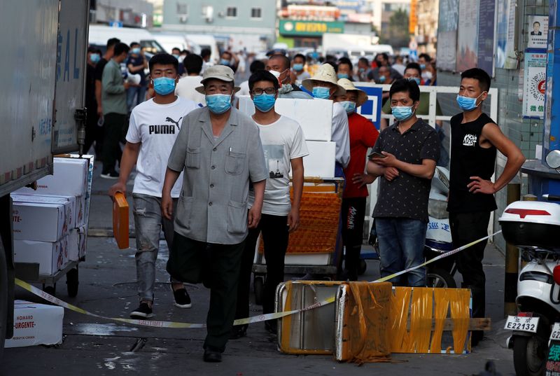 &copy; Reuters. Varios hombres con mascarillas en Pekín