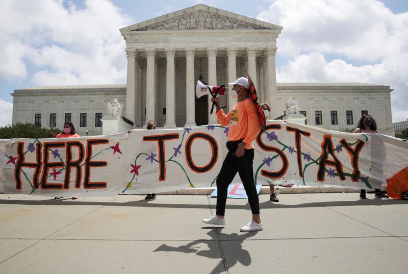 © Reuters. DACA recipients and supporters celebrate outside U.S. Supreme Court after the court ruled that U.S. President Trump's move to rescind the Deferred Action for Childhood Arrivals (DACA) program is illegal in Washington