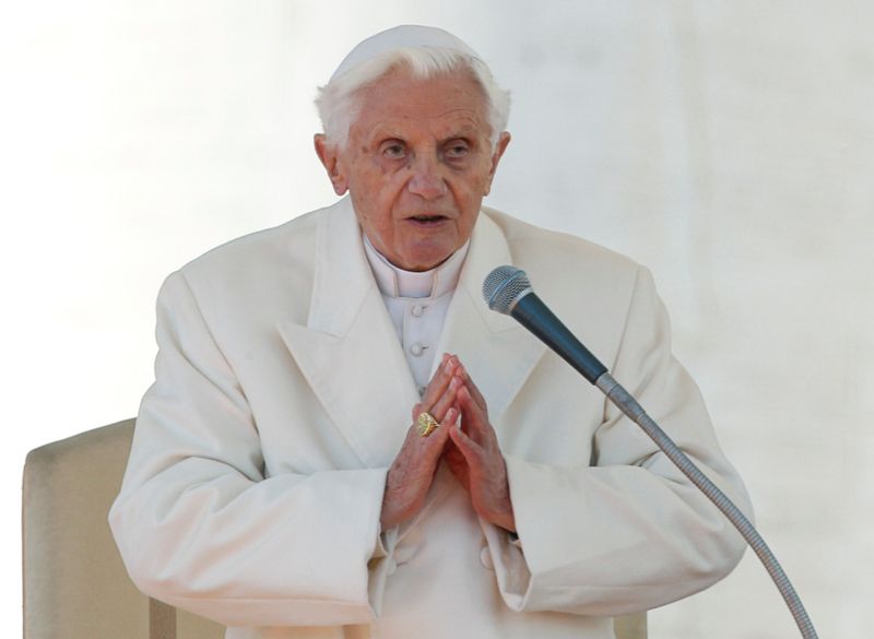 &copy; Reuters. البابا السابق بنديكت يغادر الفاتيكان لزيارة شقيقه المريض في ألمانيا