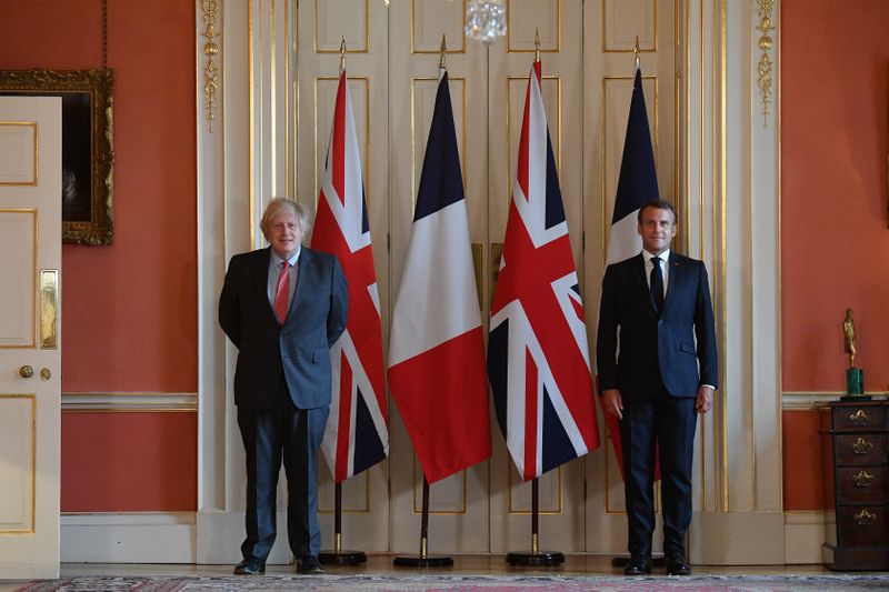 © Reuters. British Prime Minister Boris Johnson meets French President Emmanuel Macron in London