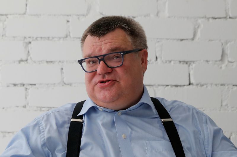 &copy; Reuters. FOTO DE ARCHIVO: Viktor Babariko en una conferencia de prensa en Minsk, Bielorrusia