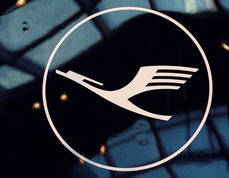 © Reuters. Lufthansa presents its new logo during a press event in a maintenance hangar of the airline at the airport in Frankfurt am Main