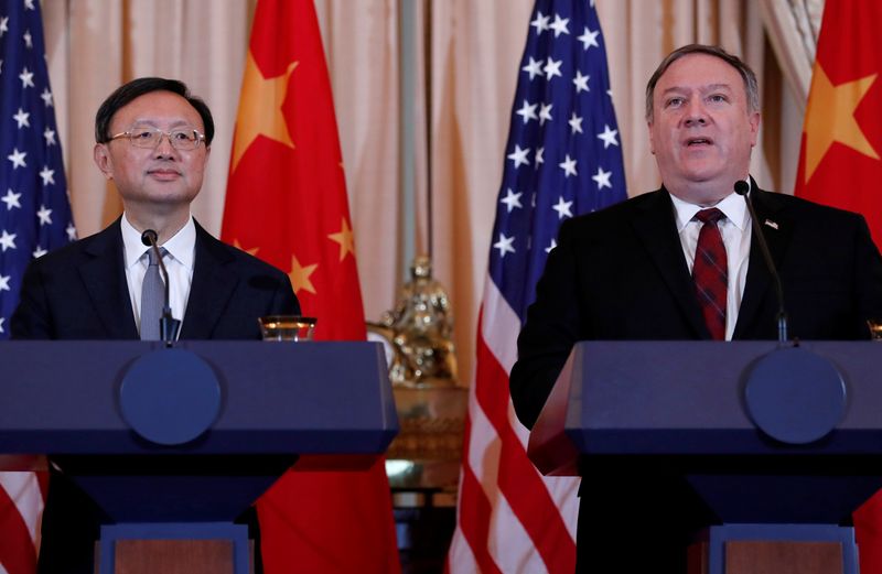 &copy; Reuters. FOTO DE ARCHIVO: El Secretario de Estado de  Etados Unidos, Mike Pompeo, a la derecha, habla mientras el Director de la Oficina de Asuntos Exteriores del Partido Comunista Chino, Yang Jiechi, mientras los dos países sostienen una conferencia de prensa co