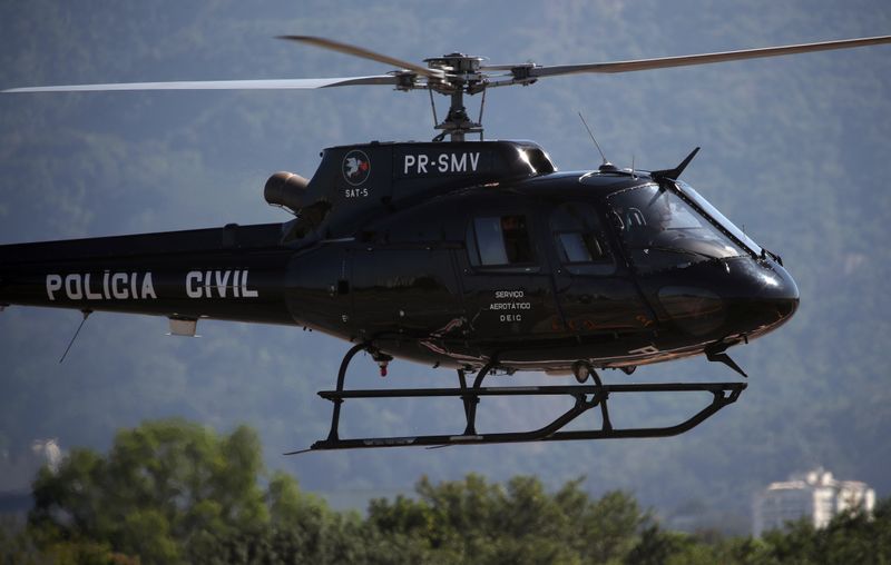 &copy; Reuters. Helicóptero da polícia chega ao aeroporto de Jacarepaguá com Fabrício Queiroz após ser preso em SP