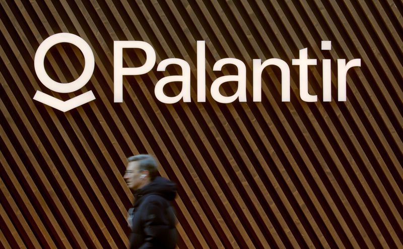 © Reuters. FILE PHOTO: Logo of Palantir Technologies is seen in Davos