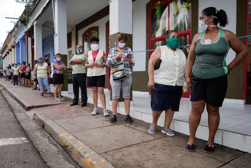 &copy; Reuters. FIla de pessoas para comprar alimentos em Artemisa, Cuba