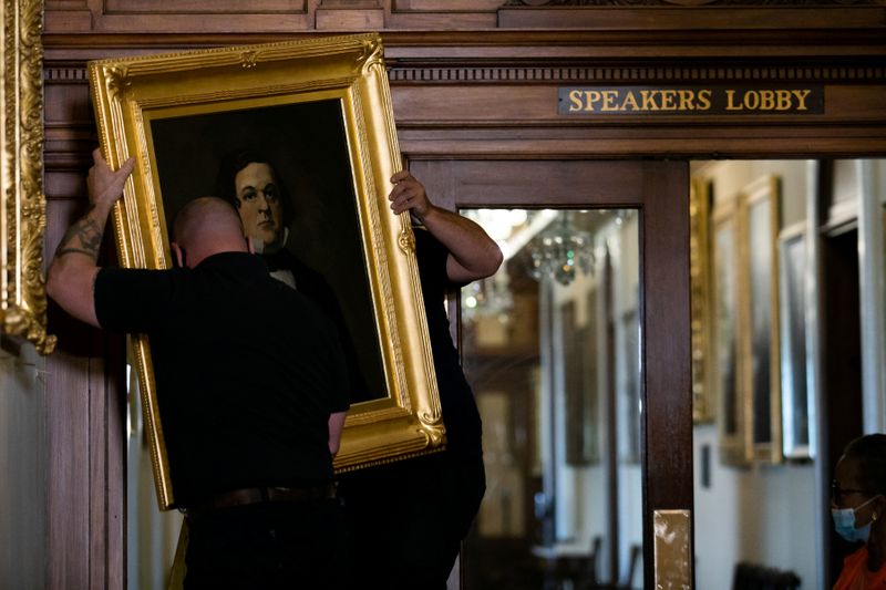 © Reuters. Removal of paintings from east staircase of the Speakers lobby at Capitol Hill, in Washington