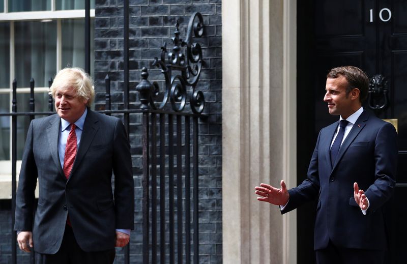 © Reuters. 英首相、ＥＵ離脱後交渉の早期決着求める　仏大統領と対面会談