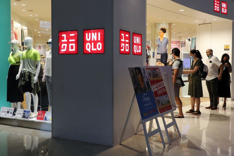 &copy; Reuters. People wait in line to enter a Uniqlo store, amid the coronavirus disease (COVID-19) outbreak in Petaling Jaya