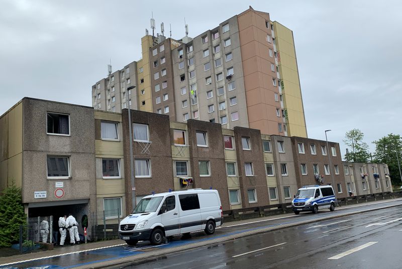 &copy; Reuters. Vista general de un bloque de apartamentos puesto en cuarentena después de que docenas de residentes dieran positivo en la enfermedad coronavirus (COVID-19), en Goettingen, cerca de Hannover