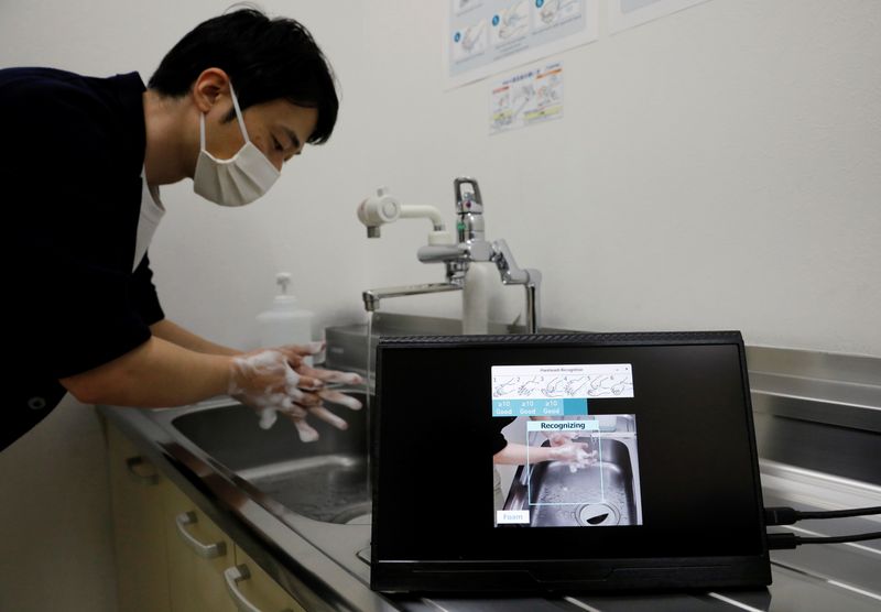 © Reuters. Japan's Fujitsu develops new AI-video recognition technology to check proper handwashing