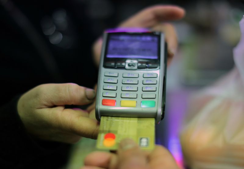 &copy; Reuters. FOTO DE ARCHIVO: Un comprador usa su tarjeta de crédito para pagar sus compras en un supermercado de Niza, Francia, el 3 de abril de 2019