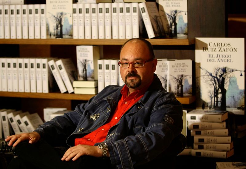 &copy; Reuters. El escritor español Carlos Ruiz Zafón en la presentación de su nuevo libro titulado &quot;El juego del Ángel&quot;, en el Teatro del Liceo en el centro de Barcelona, el 16 de abril de 2008