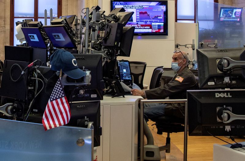 © Reuters. A staff member works at a trader station as preparations are made for the return to trading at the NYSE in New York