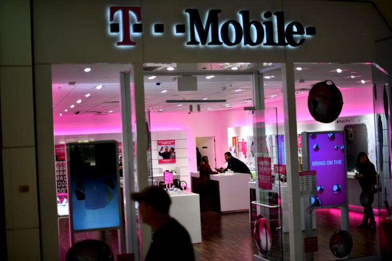 &copy; Reuters. A T-Mobile employee assists a customer as holiday shopping accelerates at the King of Prussia Mall