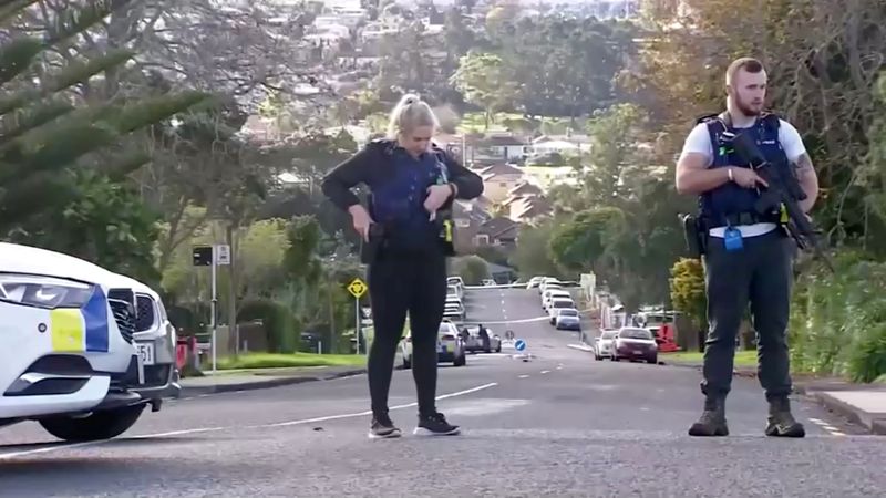 &copy; Reuters. Policiais em bloqueio de trânsito em Auckland