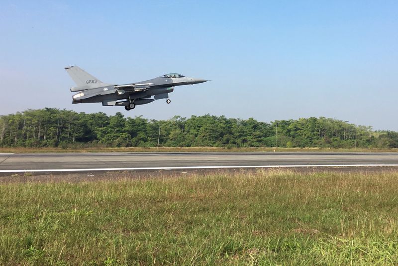 &copy; Reuters. Caça da Força Aérea de Taiwan decola na base de Chiayi, no norte da ilha