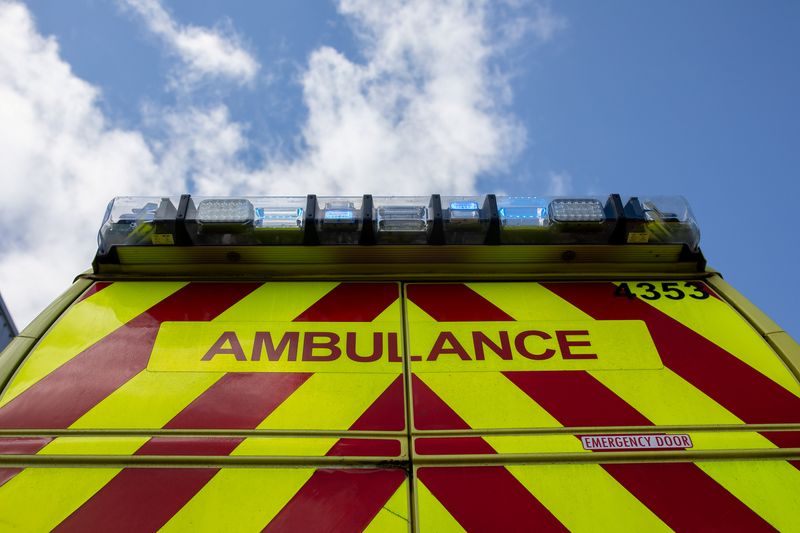 © Reuters. Ambulância do Serviço Nacional de Saúde britânico