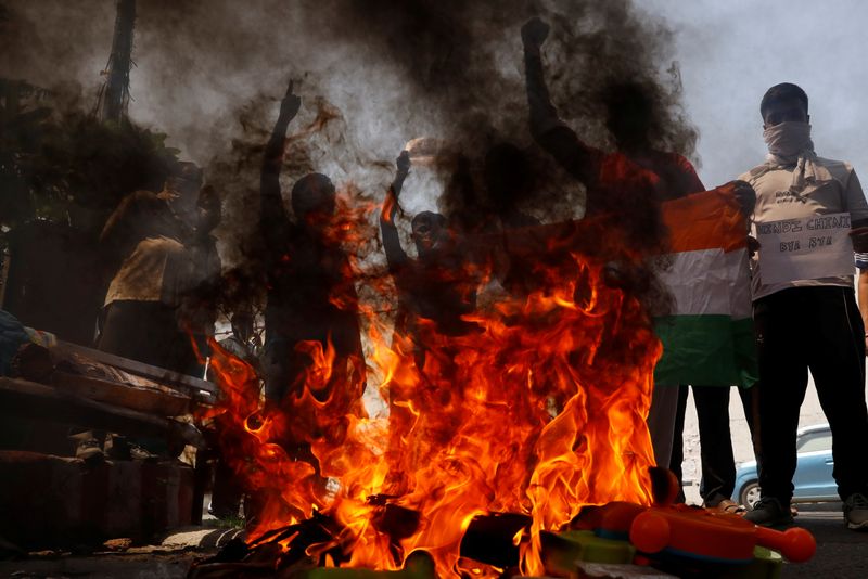 &copy; Reuters. Manifestantes queimam produtos chineses durante protesto em Nova Délhi