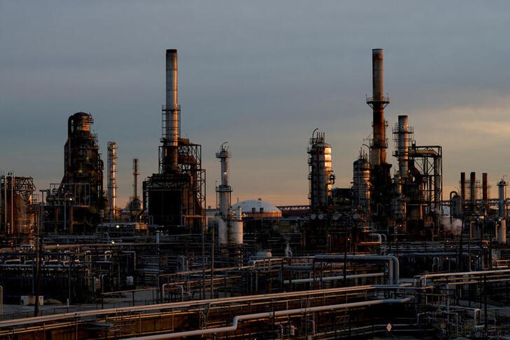 &copy; Reuters. FILE PHOTO: Sun sets on the Philadelphia Energy Solutions plant refinery in Philadelphia