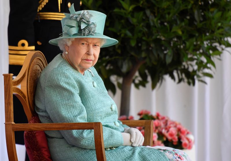 &copy; Reuters. FOTO DE ARCHIVO: La reina Isabel en una ceremonia por su cumpleaños en el Castillo de Windsor.