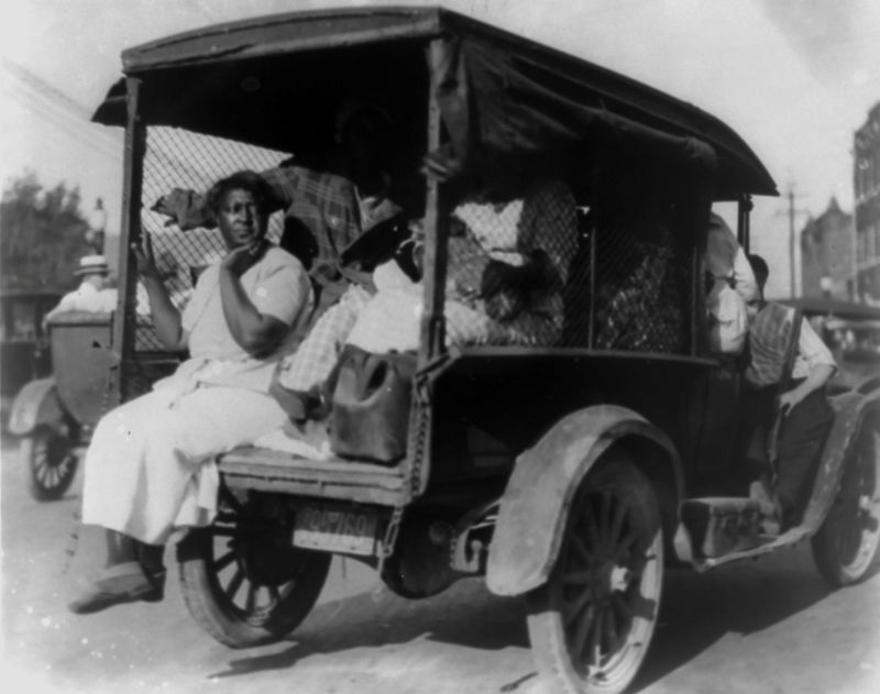 © Reuters. A truck carries African Americans during the 1921 race riot in Tulsa