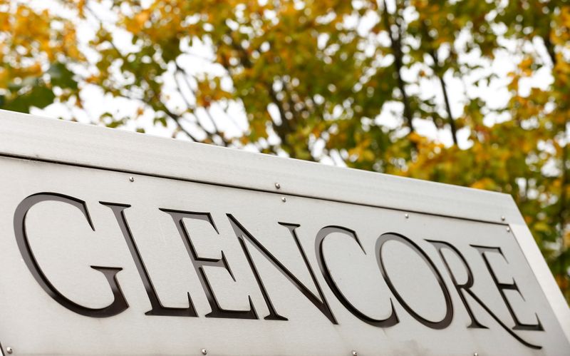 &copy; Reuters. FILE PHOTO: The logo of commodities trader Glencore is pictured in front of the company&apos;s headquarters in Baar