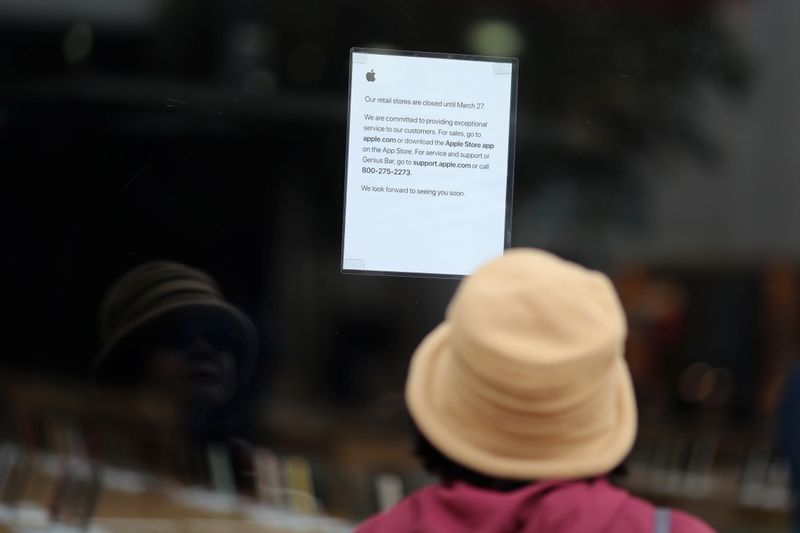 © Reuters. Aviso da Apple sobre loja fechada em Santa Monica, Califórnia (EUA)
