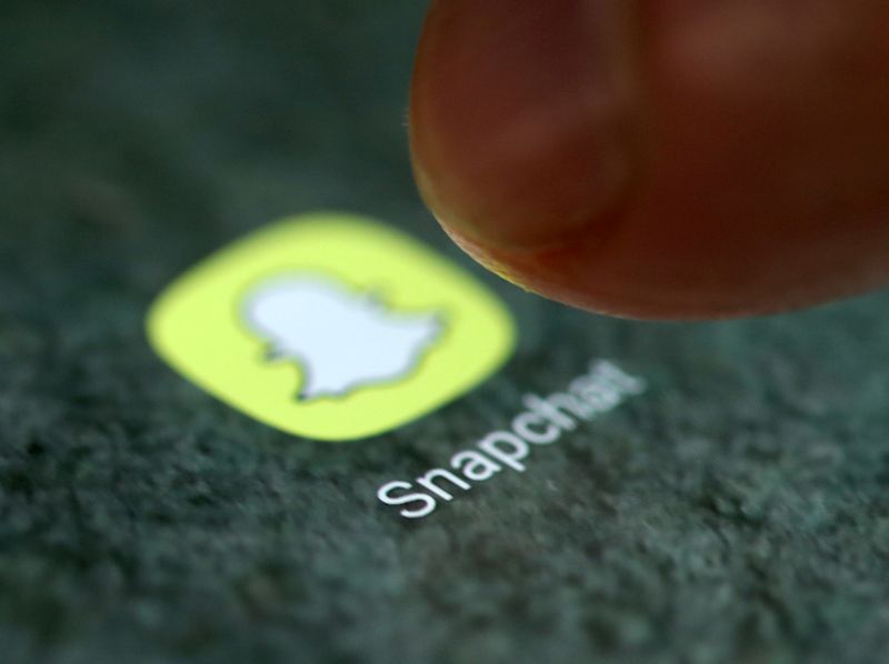 &copy; Reuters. FILE PHOTO: The Snapchat app logo is seen on a smartphone in this illustration