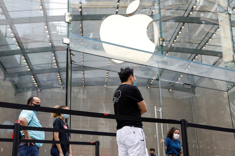 &copy; Reuters. Customers distance before entering an Apple Store during phase one of reopening after COVID-19 lockdown in New York City