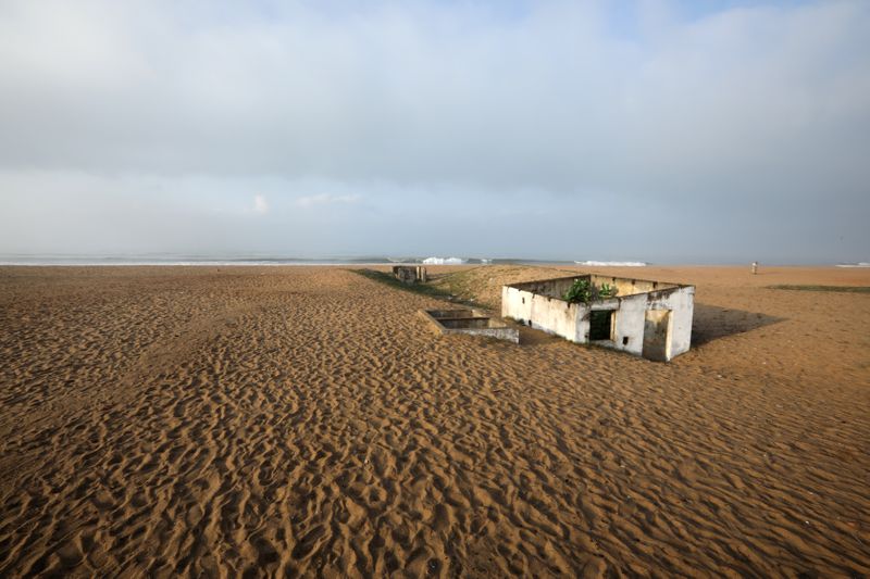 &copy; Reuters. Prédio inutilizado em praia onde milhares e escravos eram embarcdos no porto histórico de embarque de escravos em Ouidah, no Bênin