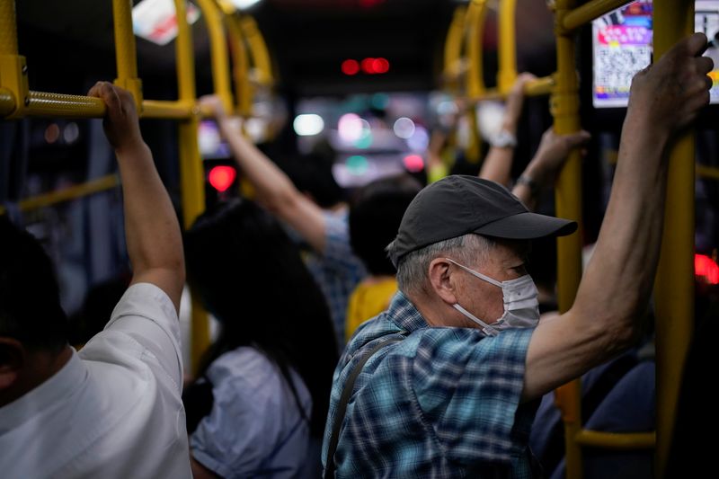 &copy; Reuters. Passageiros em ônibus em Xangai