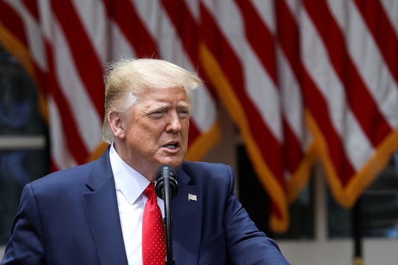 &copy; Reuters. U.S. President Trump signs executive order on police reform at the White House in Washington