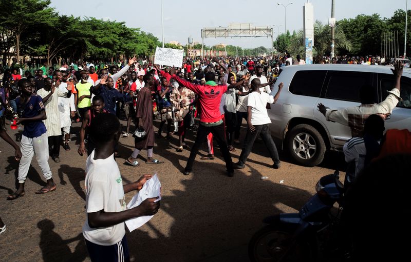 &copy; Reuters. عشرات الآلاف من المحتجين يطالبون بتنحي رئيس مالي
