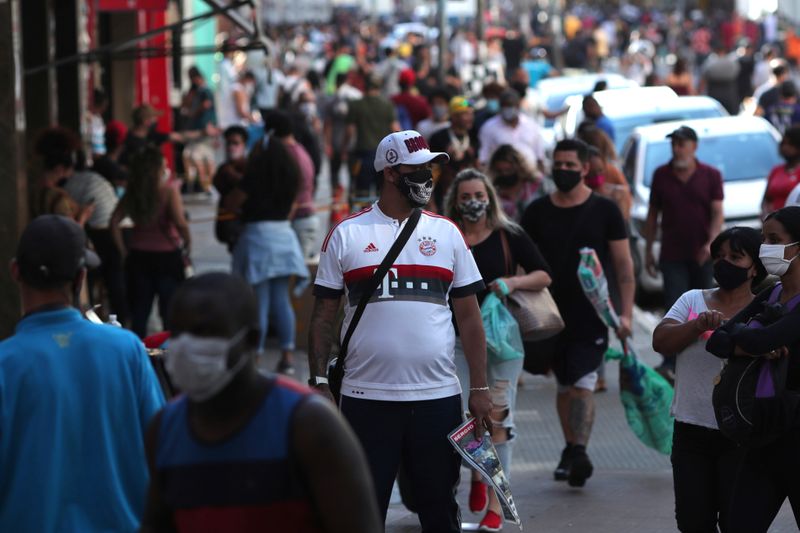 &copy; Reuters. Pessoas com máscaras de proteção contra o coronavírus em região comercial de São Paulo (SP)