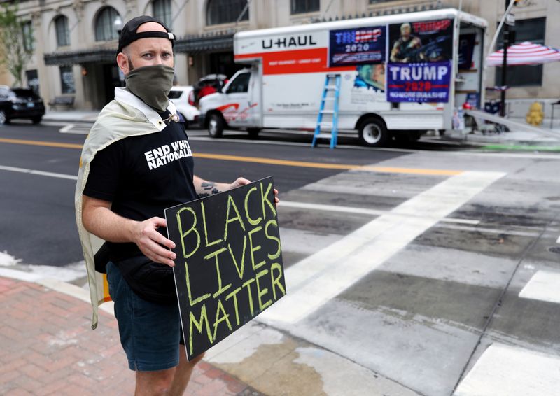 © Reuters. Homem com cartaz de 