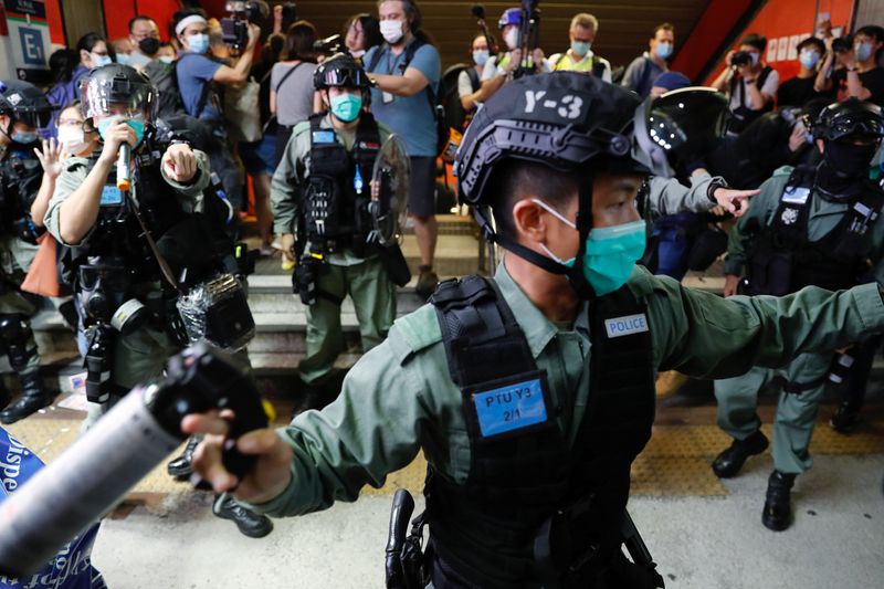 &copy; Reuters. FILE PHOTO:  Riot police disperse pro-democracy demonstrators as they take part a singing song protest at Mong Kok, in Hong Kong
