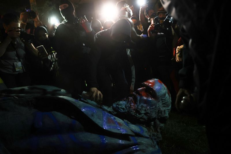 &copy; Reuters. Protesters topple a statue of Albert Pike amid demonstrations and events on Juneteenth, which commemorates the end of slavery in Texas, in Washington