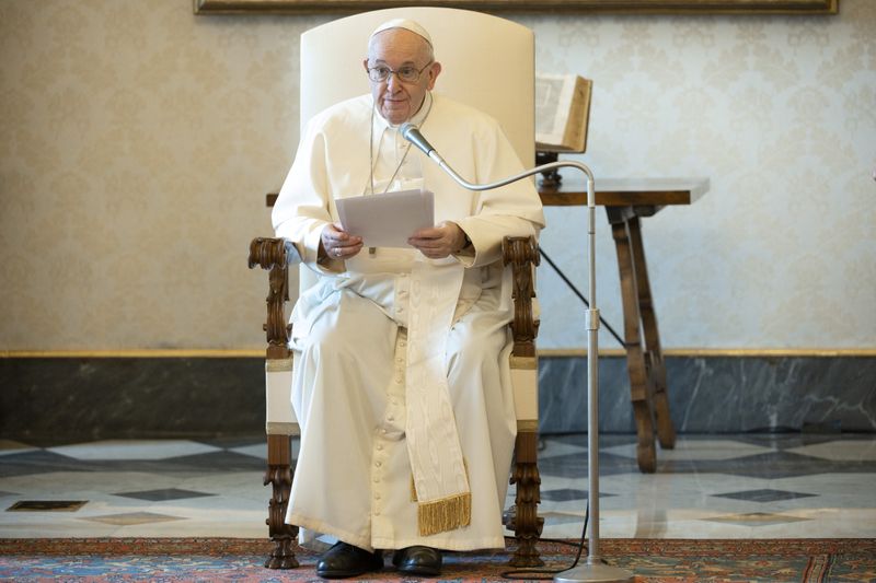 &copy; Reuters. FOTO DE ARCHIVO: El papa Francisco celebra la audiencia general semanal en la Biblioteca del Palacio Apostólico en el Vaticano, el 10 de junio de 2020