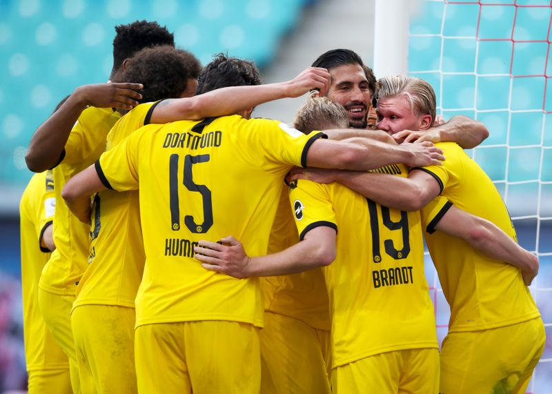© Reuters. دورتموند يفوز في لايبزيج ويحسم المركز الثاني في الدوري الألماني