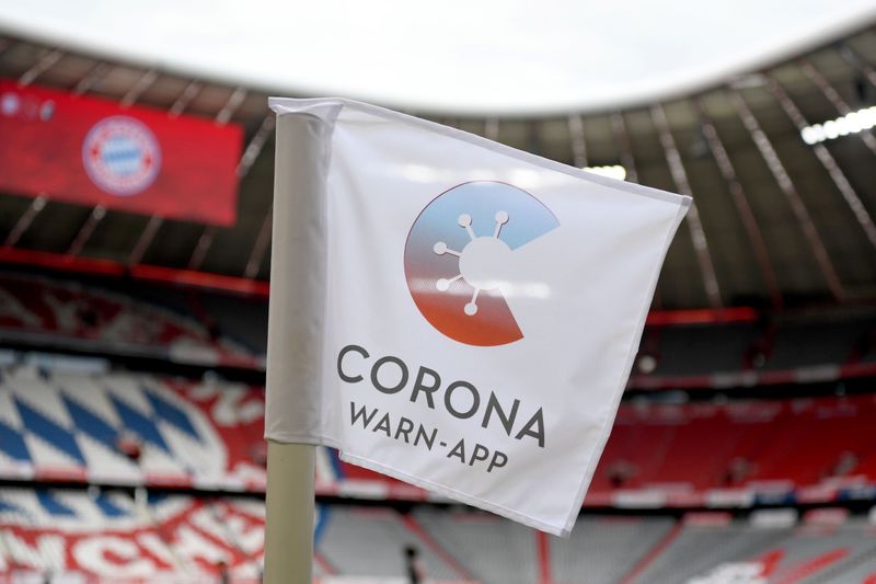 &copy; Reuters. Foto de un banderín de esquina con un aviso de &quot;Corona Warn-App&quot;, tras la reanudación de partidos de fútbol a puertas cerradas, en el encuentro del Bayern Munich contra el SC Freiburg en Munich